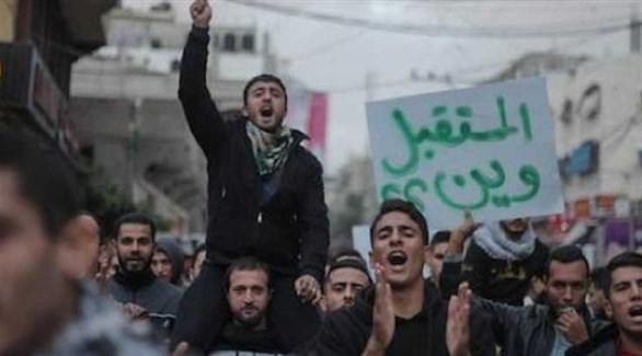 محتجون يرفعون شاباً على الأكتاف في تظاهرة مناهضة لحماس في غزة (أرشيف)