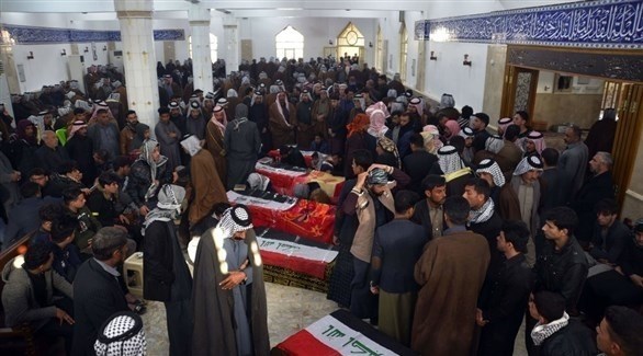 عراقيون في مسجد بالنجف يشيعون مخطوفين قتلهم داعش في الصحراء (أف ب)