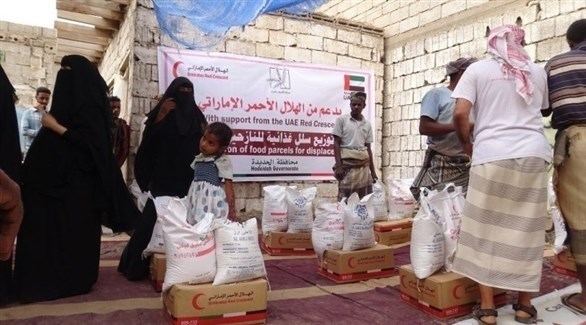 الهلال الأحمر الإماراتي يوزع مساعدات على عائلات يمنية (أرشيف)
