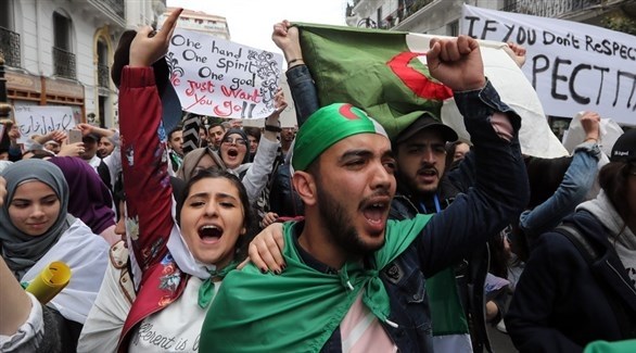 متظاهرون جزائريون (EPA)