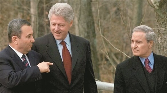 الرئيس الأمريكي الأسبق بيل كلينتون بين رئيس الوزراء الإسرايلي الأسبق إيهود باراك ووزير الحارجة السوري السابق فاروق الرشق في شفيردستاون عام 2000.