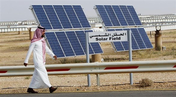 سعودي في محطة لتوليد الكهرباء بالطاقة الشمسية (أرشيف)  