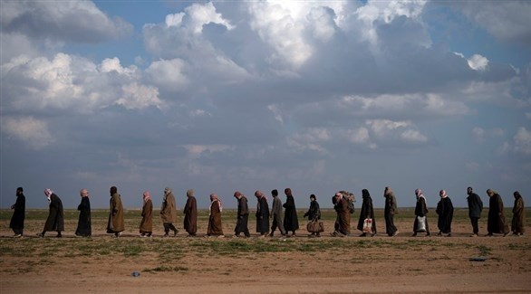 أقارب لمقاتلي داعش خارجون من الباغوز.(أرشيف)