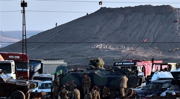 مقاتتلون من داعش على إحد التلال الحدودية بين سوري وتركيا.(أرشيف)