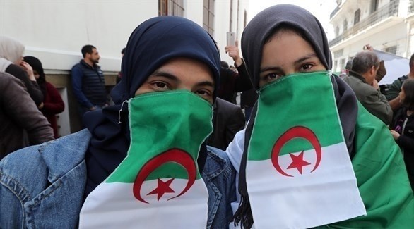 جزائريتان  في تظاهرة مناهضة للنظام (إ ب أ)