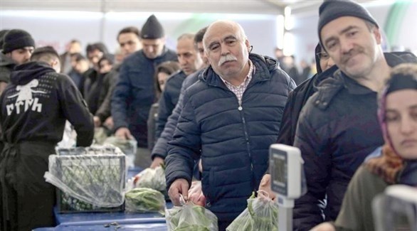 أتراك يشترون الخضر الرخيصة في أكشاك الحكومة (أرشيف)