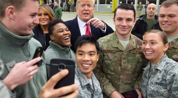 الرئيس الأمريكي دونالد ترامب وزوجته ميلانيا مع جنود أمريكيين في قاعدة أمريكية في ألمانيا.(أرشيف)