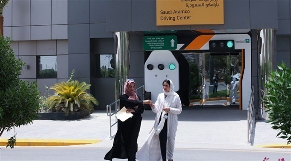 سعوديتان أمام مركز لتعليم قيادة السيارة.(أرشيف)