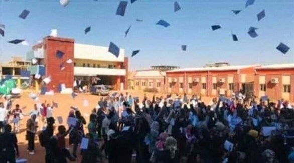 طلاب جامعة السودان يقذفون أوراق الامتحان في الهواء (تويتر)