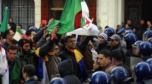 الشرطة تتصدى لمتظاهرين في الجزائر ضد ترشيح بوتفليقة (أرشيف)
