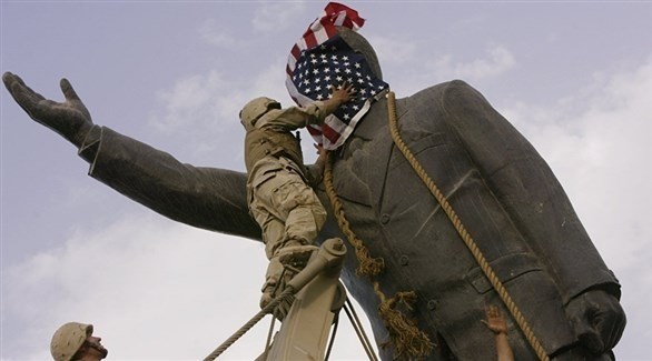 إنزال تمثال الرئيس العراقي صدام حسين بعد الغزو الأمريكي للعراق.(أرشيف)