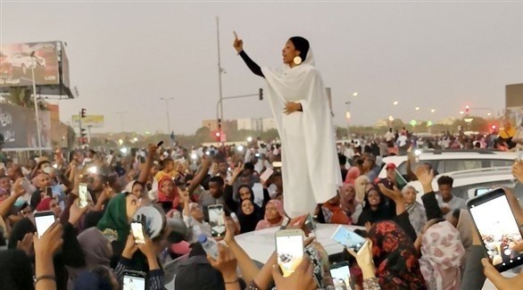 السودانية آلاء صلاح التي تحولت أيقونة الثورة.(أرشيف)