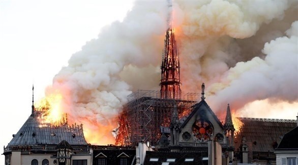 النيران ترتفع من سقف كاتدرائية نوتردام (أف ب)