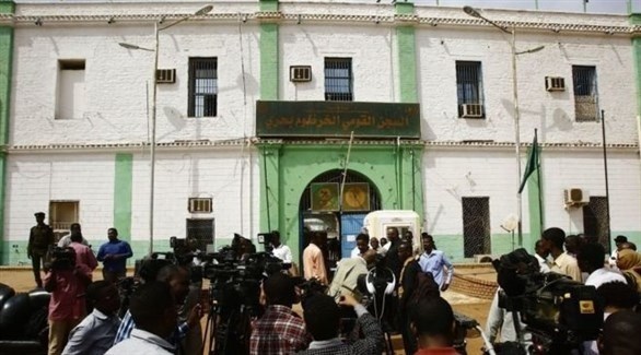 صحافيون خارج سجن كوبر في شمال الخرطوم (أرشيف)