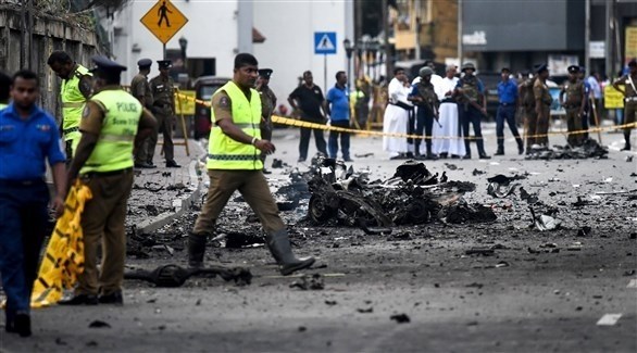 عناصر الأمن في موقع أحد انفجارات أمس الأحد بسريلانكا (أ ف ب)