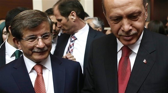 الرئيس التركي رجب طيب أردوغان ووزير خارجيته السابق أحمد داود أوغلو.(أرشيف)