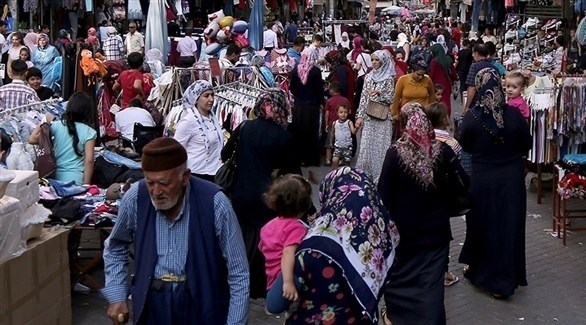 أتراك يسيرون وسط سوق شعبي (أرشيف)