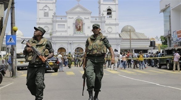جنود سيرلانكيون أمام كنيسة سان أنتوني في كولومبو (أرشيف)