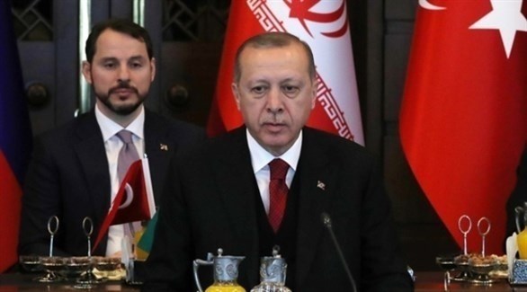 الرئيس التركي رجب طيب أردوغان ووزير المال بيرات ألبيرق (أرشيف)