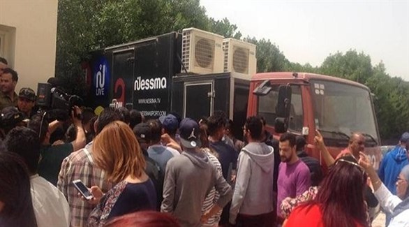 صحافيون ومتضامنون أمام شاحنة أمام القناة التونسية تحمل معدات بث مصادرة (تويتر)  