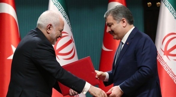 وزير الخارجية الإيراني محمد جواد ظريف إلى اليسار و ووزير الصحة التركي فخرالدين خوجا (أرشيف)