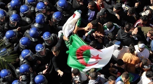 محتجون جزائريون ضد النظام الحاكم (إ ب أ)