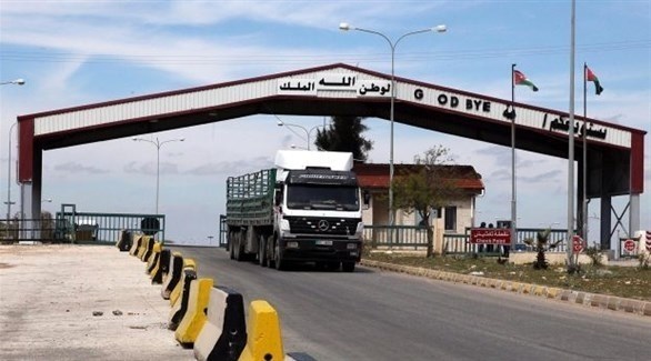 شاحنة تمر عبر نقطة حدودية بين الأردن وسوريا (أرشيف)