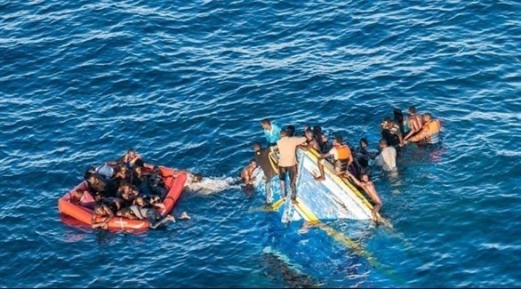 مهاجرون يحاولون النجاة من الغرق قبالة سواحل ليبيا.(أرشيف)