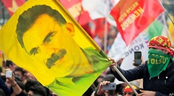 كردي يرفع صورة زعيم حزب العمال الكردستاني عبدالله أوجلان (أرشيف)