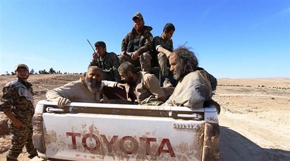 مقاتلون أكراد ينقلون أسرى من داعش.(أرشيف)