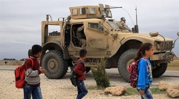 أولاد سوريون قرب آلية عسكرية.(أرشيف)