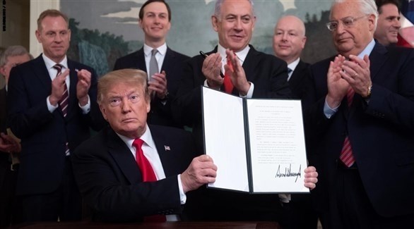الرئيس الأمريكي دونالد ترامب بعد توقيعه قرار الاعتراف بضم الجولان إلى إسرائيل (أرشيف) 
