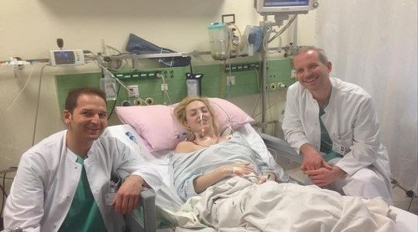 إيما جرين على سرير المستشفى (ميرور)