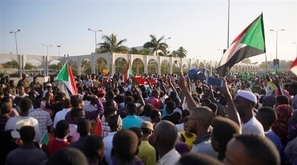 محتجون سودانيون (إ ب أ)