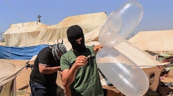 فلسطينيون يجهزون بالونات حارقة في غزة (أرشيف)