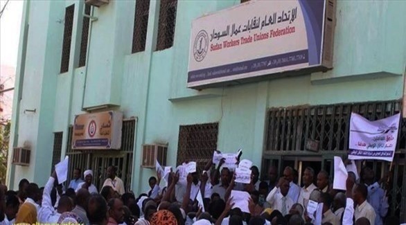 سودانيون معتصمون أمام مقر نقابات العمال في الخرطوم (أرشيف)