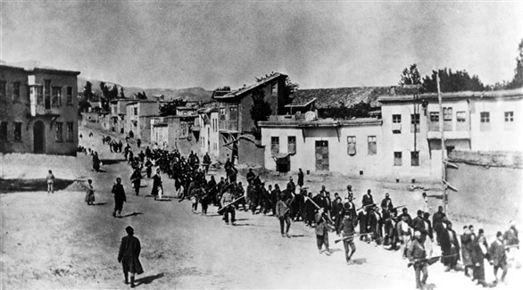 جنود عثمانيون يقودوان مجموعات أرمنية إلى سجون الإبادة في تركيا (أرشيف)
