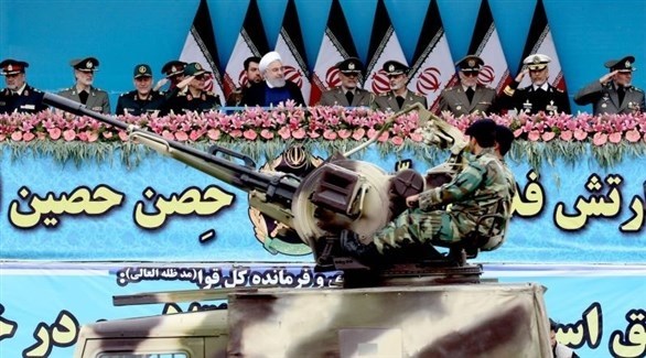 الرئيس الإيراني حسن روحاني يشاهد عرضاً عسكرياً (أرشيف)