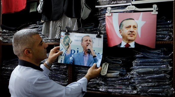تركي يعلق صوراً للرئيس رجب طيب أردوغان.(أرشيف)