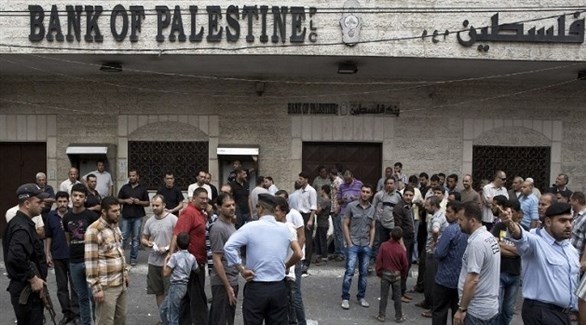 موظفون أمام بنك فلسطين في غزة (أرشيف)