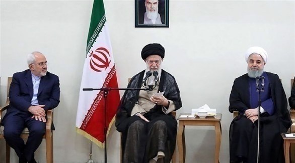 الرئيس الإيراني حسن روحاني يمين والمرشد علي خامنئي وسط ووزير الخارجية جواد ظريف (أرشيف)