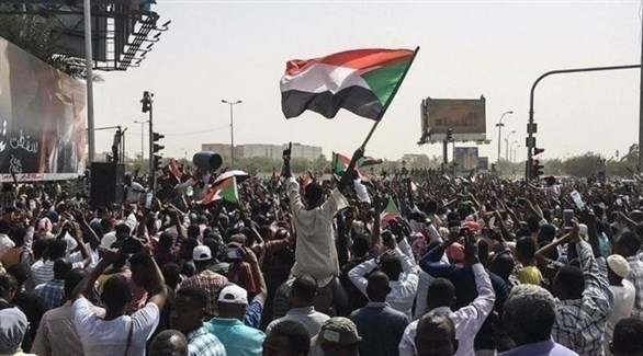 معتصمون سودانيون أمام مقر قيادة الجيش في الخرطوم (أرشيف)