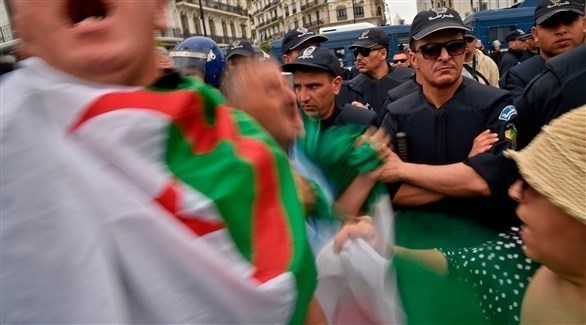 عناصر الأمن تعتقل مجموعة من المتظاهرين في الجزائر (أ ف ب)
