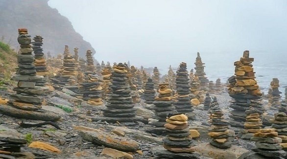 تنتشر مئات الأبراج الحجرية على شاطئ بلدة كيب فيتلينا الروسية (أوديتي سنترال)