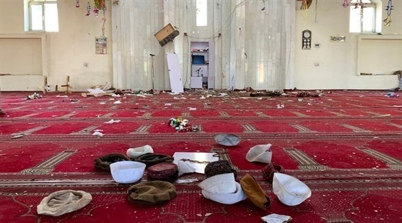 قبعات مصلين أفغان بقيت وحيدة بعد مقتلهم في تفجير إرهابي اليوم (إ ب أ)