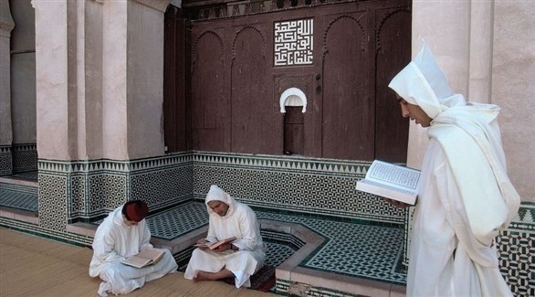 ثلاثة رجال من المغرب يتلون القرآن الكريم في أحد المساجد (أرشيف)
