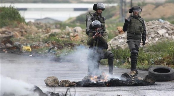 جنود إسرائيليون  في مواجهة مع فلسطينيين (أرشيف)