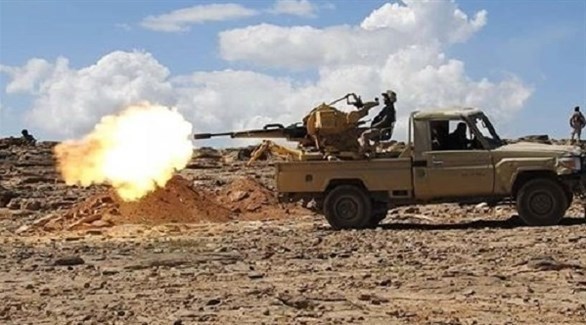 جندي يمني يُطلق النار من رشاش ثقيل مثبت على شاحنة خفيفة (أرشيف)