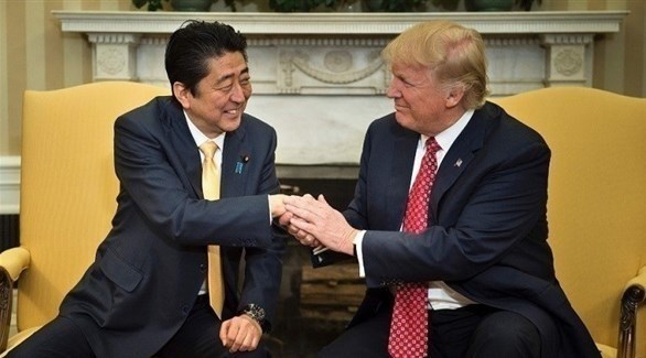 الرئيس الأمريكي دونالد ترامب ورئيس الوزراء الياباني شينزو آبي (أ ف ب)