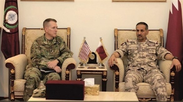نائب قائد قوات الجيش في القيادة المركزية الأمريكية في الشرق الأوسط ديفيد هيل وقائد القوات البرية القطرية سعيد حصين الخيارين.(أرشيف)